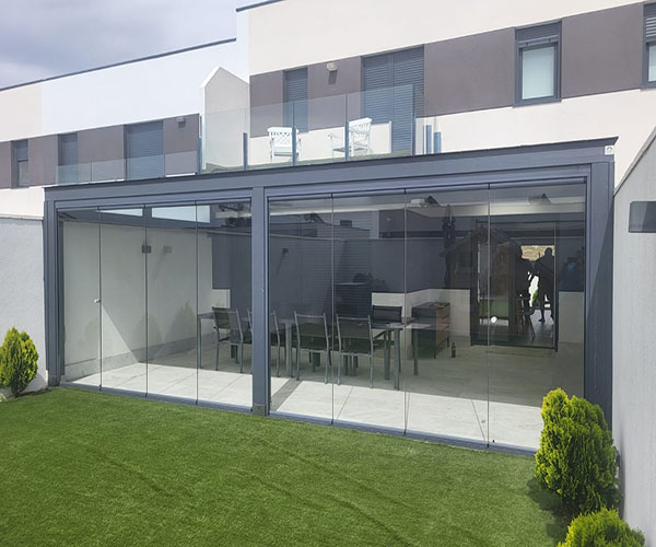 Cerramiento patio interior.